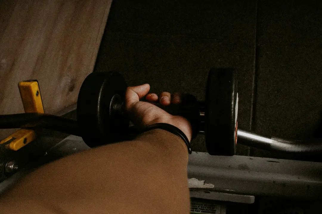 Få större armar snabbt med biceps stång illustration